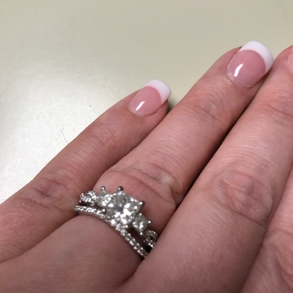 VERRAGIO Engagement Ring Princess cut 3 stone size 6.5. 6,500 for the ring. - Picture 14 of 15